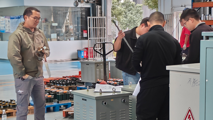 采購商驗收CSD船用變壓器.jpg 船舶設備廠家蒞臨華興變壓器驗收CSD船用變壓器,多年協作見證專業實力